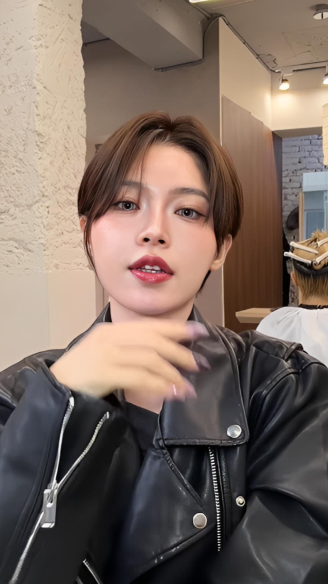 妮妮不論是原本的長髮造型,或是剪短後的俐落短髮,都相當適合她。(圖/翻攝自IG@nini_food0822)