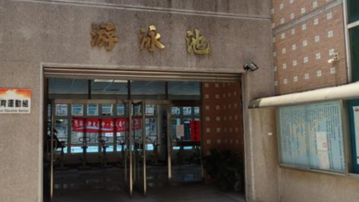 雨彈炸台中!知名高中泳池漏水成「天然花灑」 網狂刷搞笑哏