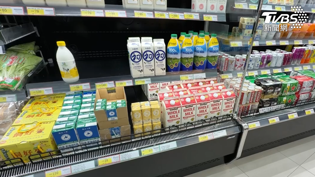 有顧客表示主要購買牛奶或海鮮，因為這邊跟美式賣場的牛奶相同。（圖／TVBS）