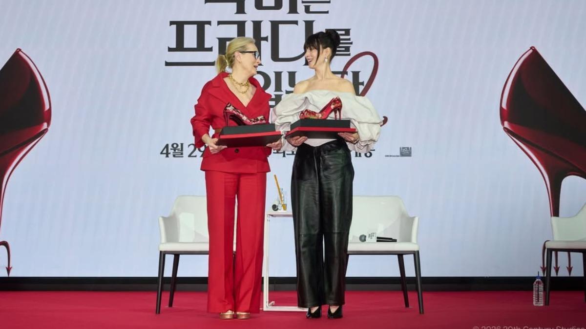 梅莉史翠普(左)、安海瑟薇現身《穿著PRADA的惡魔2》首爾首映會喜獲韓方致贈的繡花高跟鞋。(圖/翻攝自IG)