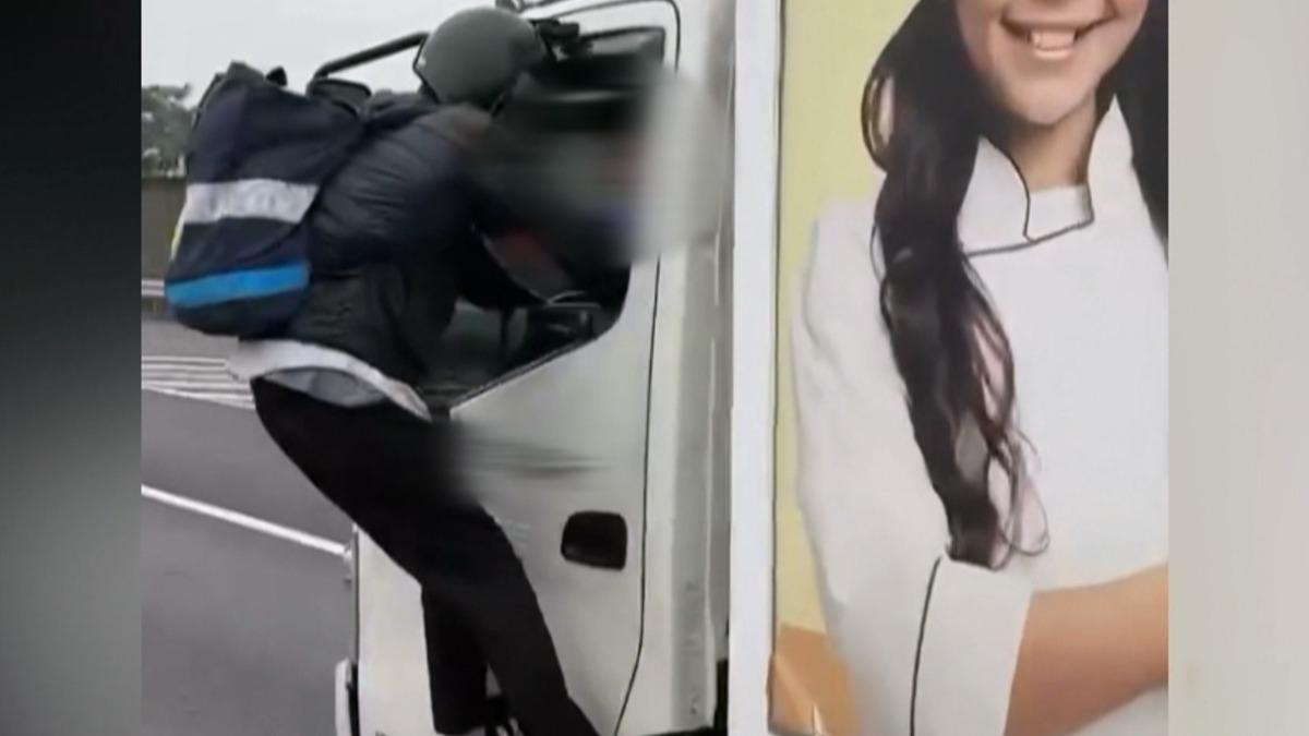 台南一名機車騎士騎機車逆向衝上國道北上仁德路段,機車停在車道中央後,攔截一輛小貨車並攀爬車門攻擊駕駛。(圖/翻攝_爆料公社)