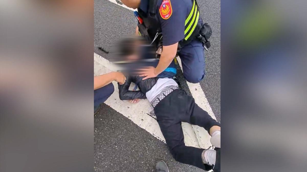 國道警察趕到現場,立刻將騎士壓制在地。(圖/翻攝_Threads_)
