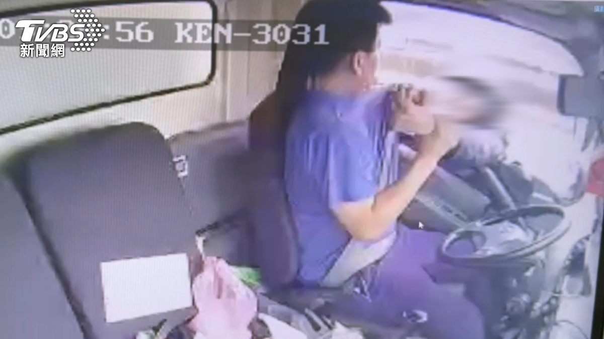 日前國道仁德路段機車逆向衝上國道攻擊貨車駕駛,貨車內部行車記錄器畫面曝光。(圖/TVBS)