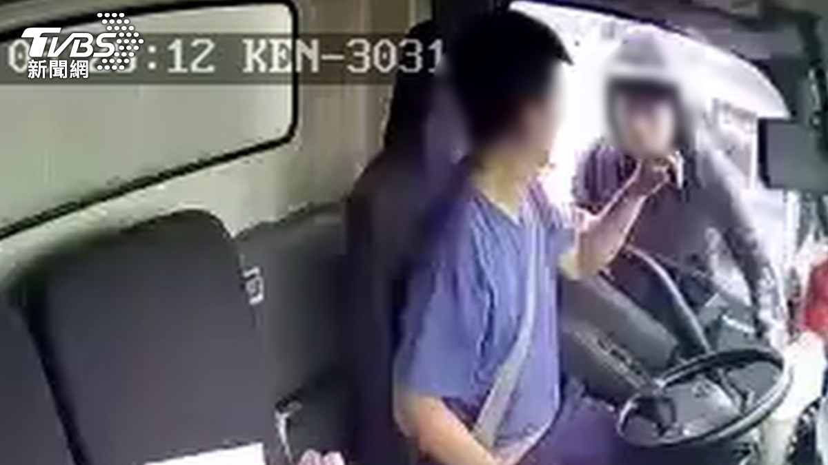 司機表示當時他看到路中央有騎士,好心搖下車窗關心對方狀況,沒想到反而被鎖定。(圖/TVBS)