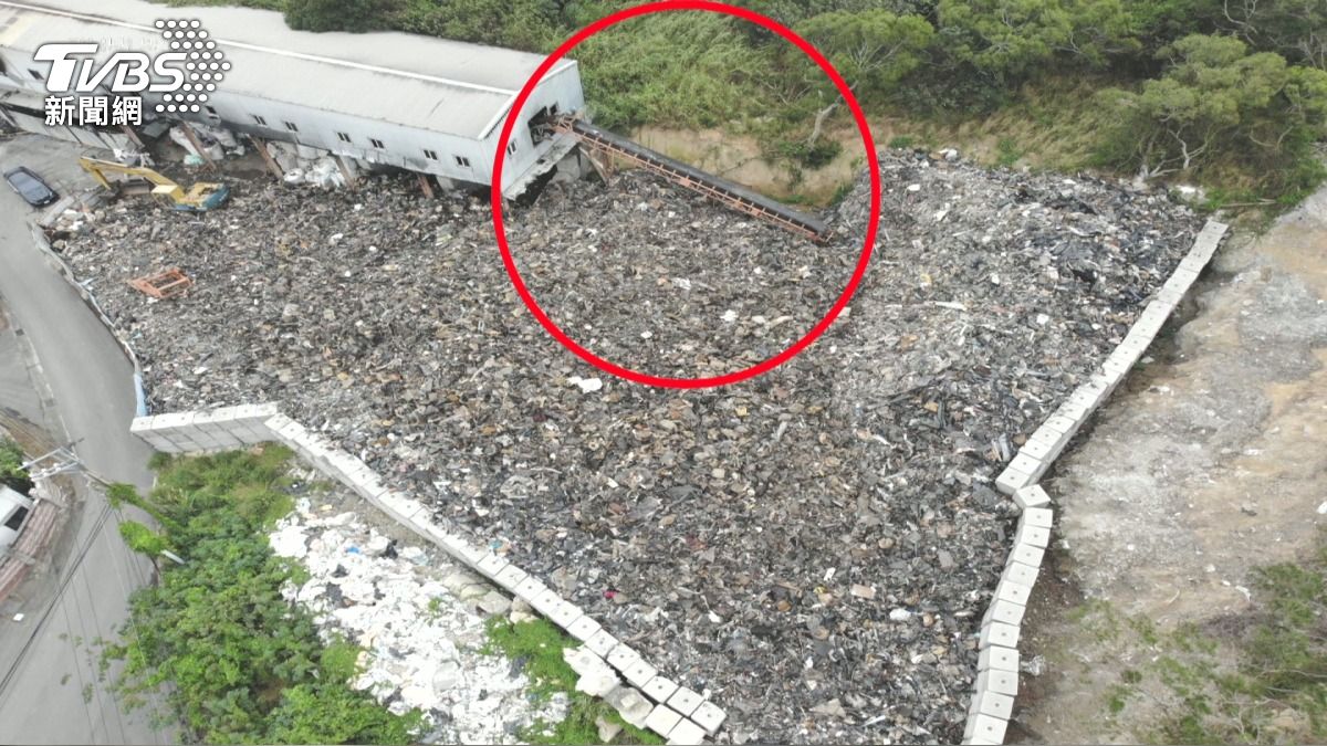 苗栗驚見「1500噸垃圾山」!鐵皮廠違法堆廢棄物 竟緊鄰國道警隊。(圖/TVBS)