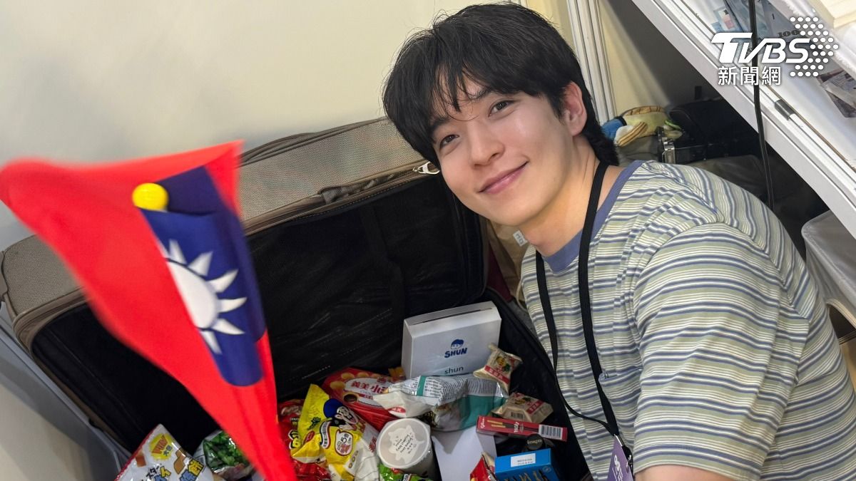 台灣民眾知道SHUN一天只吃一個香蕉時,衝現場大送零食。(圖/SHUN提供)