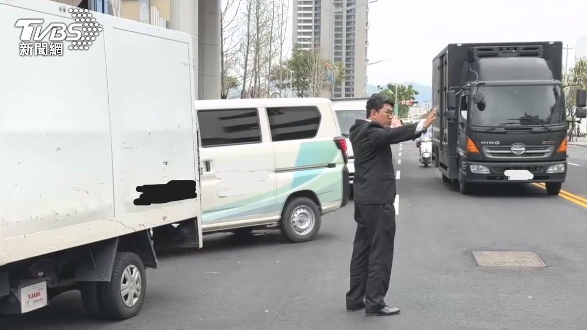 漢神洲際購物廣場還沒開幕就塞車,逾470櫃進貨塞爆路,業者致歉加派人力疏導。(圖/TVBS)