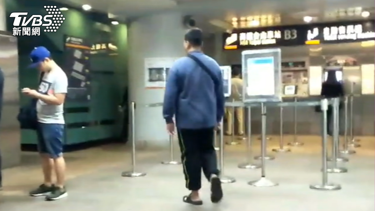 八年前民眾目擊借錢男子(中)出沒在台北車站。(圖/TVBS資料照)
