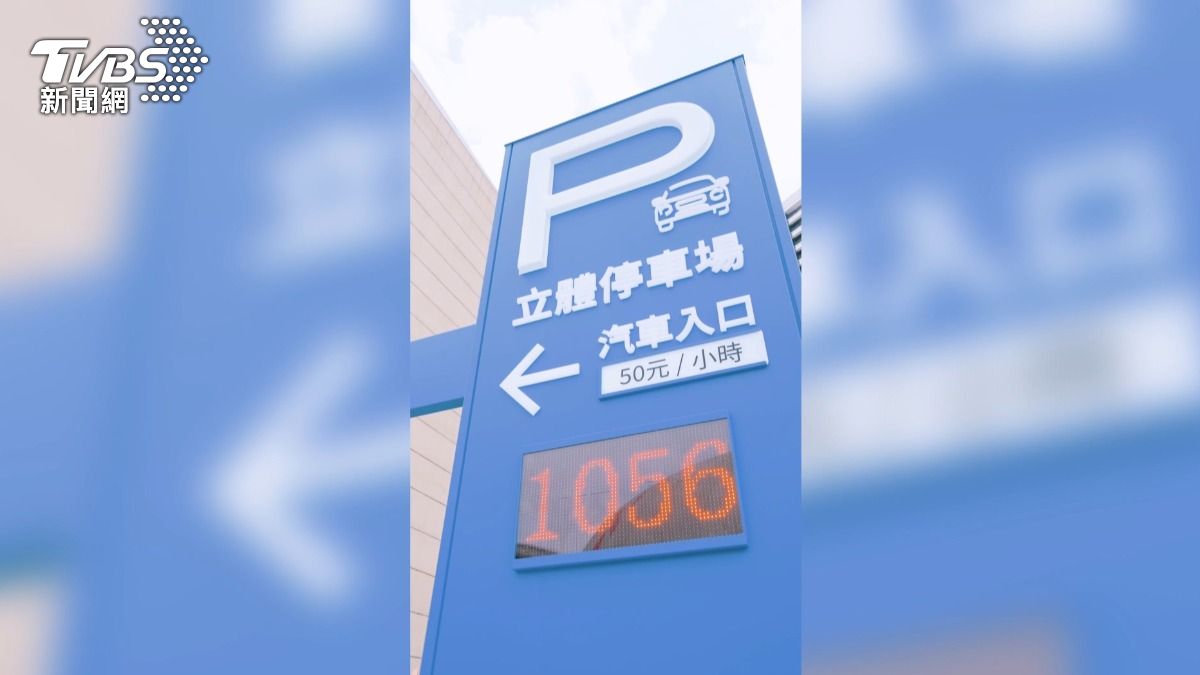 怕塞爆! 館內外6600車位,車流管制,業者推搭公車捷運可換折價點數。(圖/TVBS)