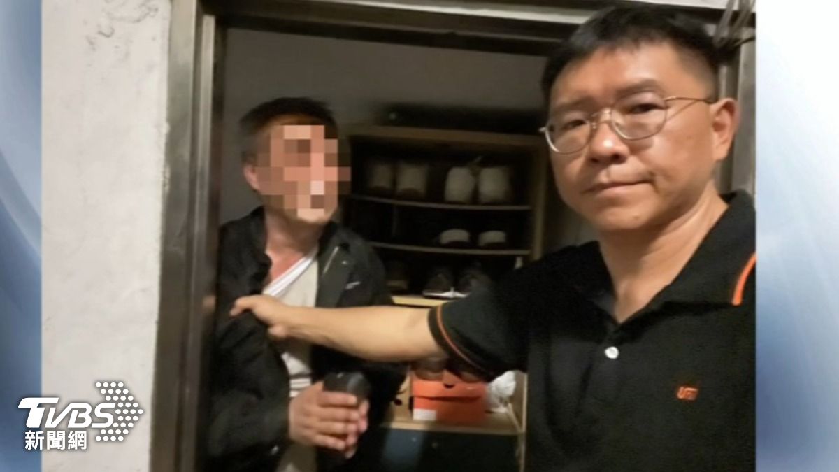 深夜返家驚見小偷！屋主2分鐘壓制嫌犯，抓衣領自拍。（圖／TVBS）