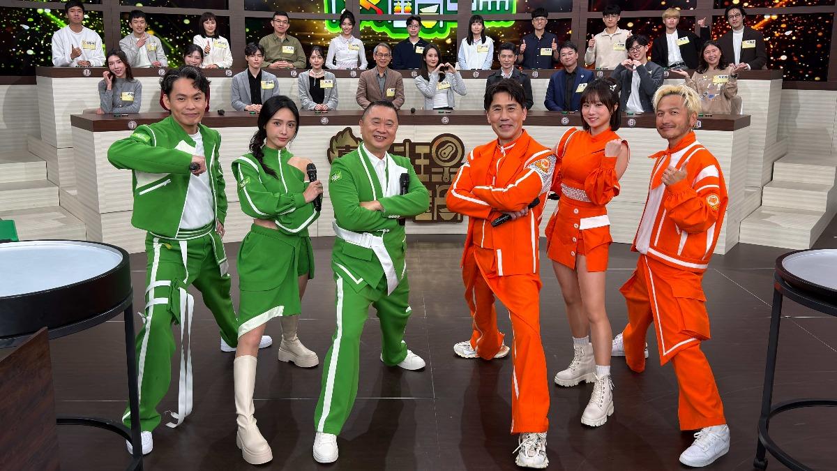 黃鐙輝（左起）、丘涵、邰智源、羅時豐、KID、溫妮主持《真料理兩鍋論》。（圖／麥卡貝提供）