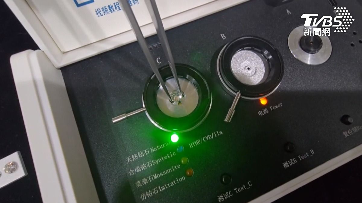 一般鑽石或培育鑽的成分都是碳,只有資深鑑定師才能在實驗室透過精密儀器做出區別。(圖/TVBS)