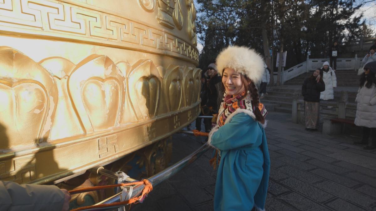 林莎體驗推動巨大轉經輪。(圖/中視提供)
