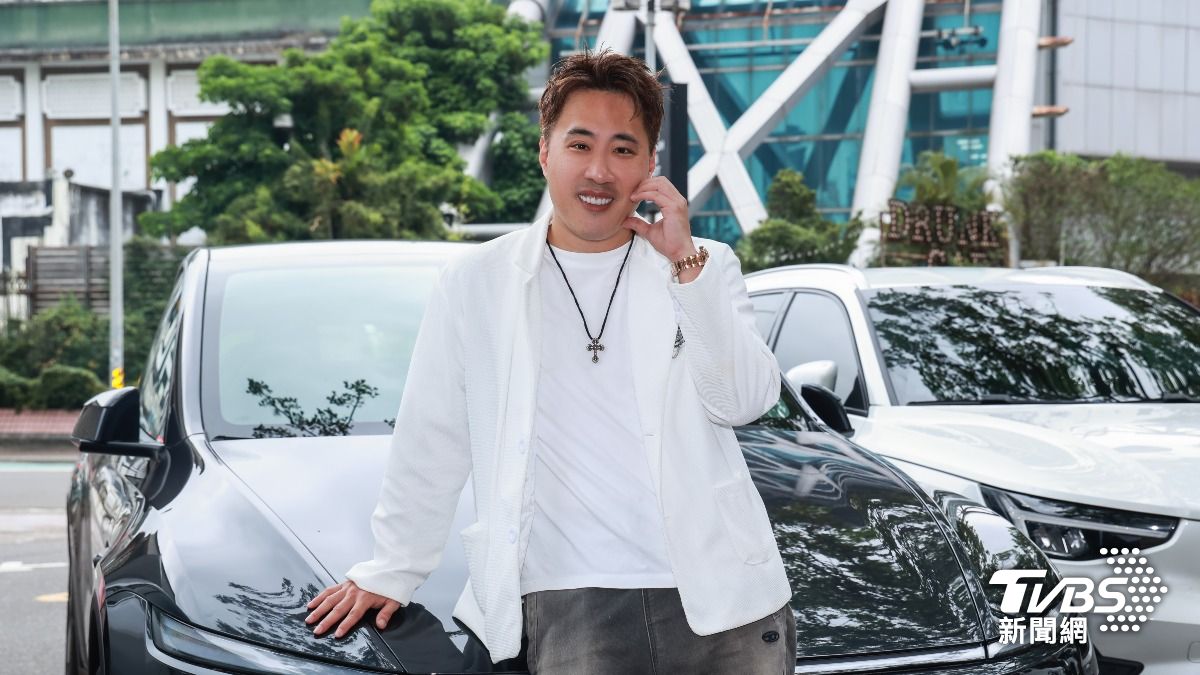 余祥銓才花240萬買特斯拉新車就出事! 遭爆北投「違規臨停」和民眾起衝突