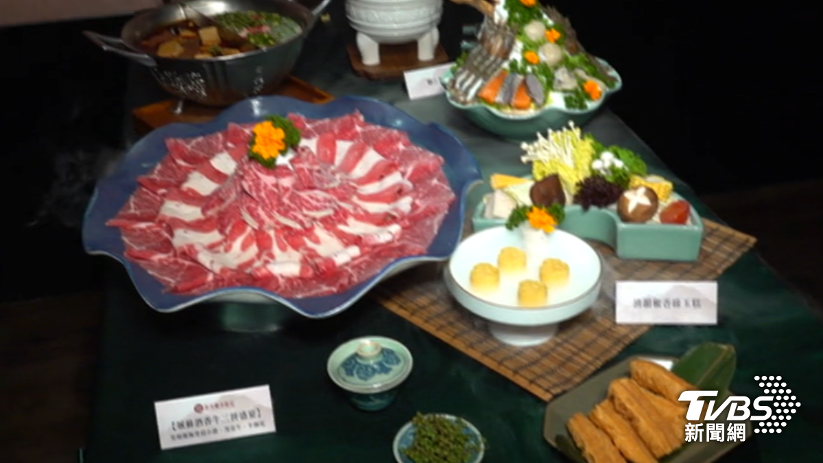連鎖火鍋品牌和故宮聯名。（圖／TVBS）