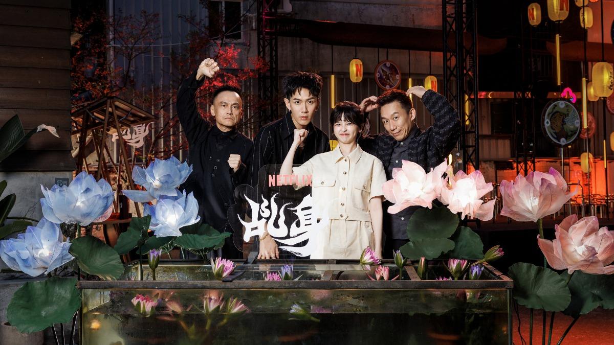 陳以文(左起)、柯震東、陳姸霏、郭子乾主演的《乩身》上線後成績不俗。(圖/Netflix提供)
