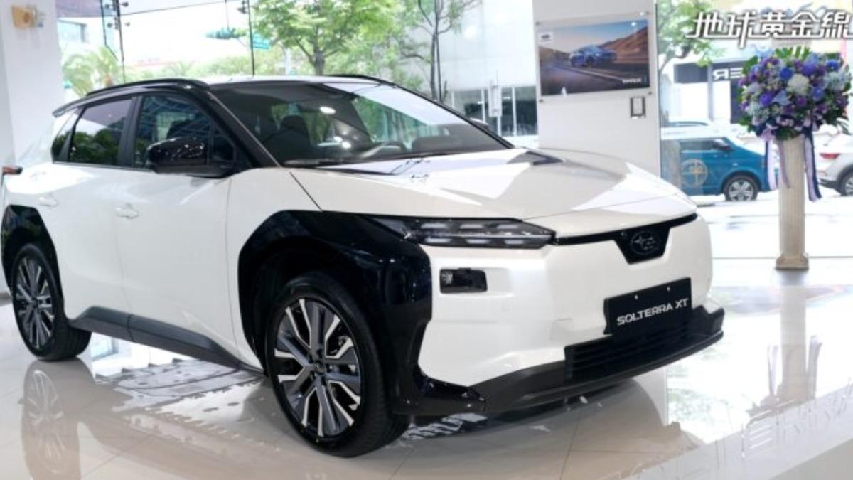 只有冰川白車色才能搭配黑色車頂。(圖/地球黃金線)