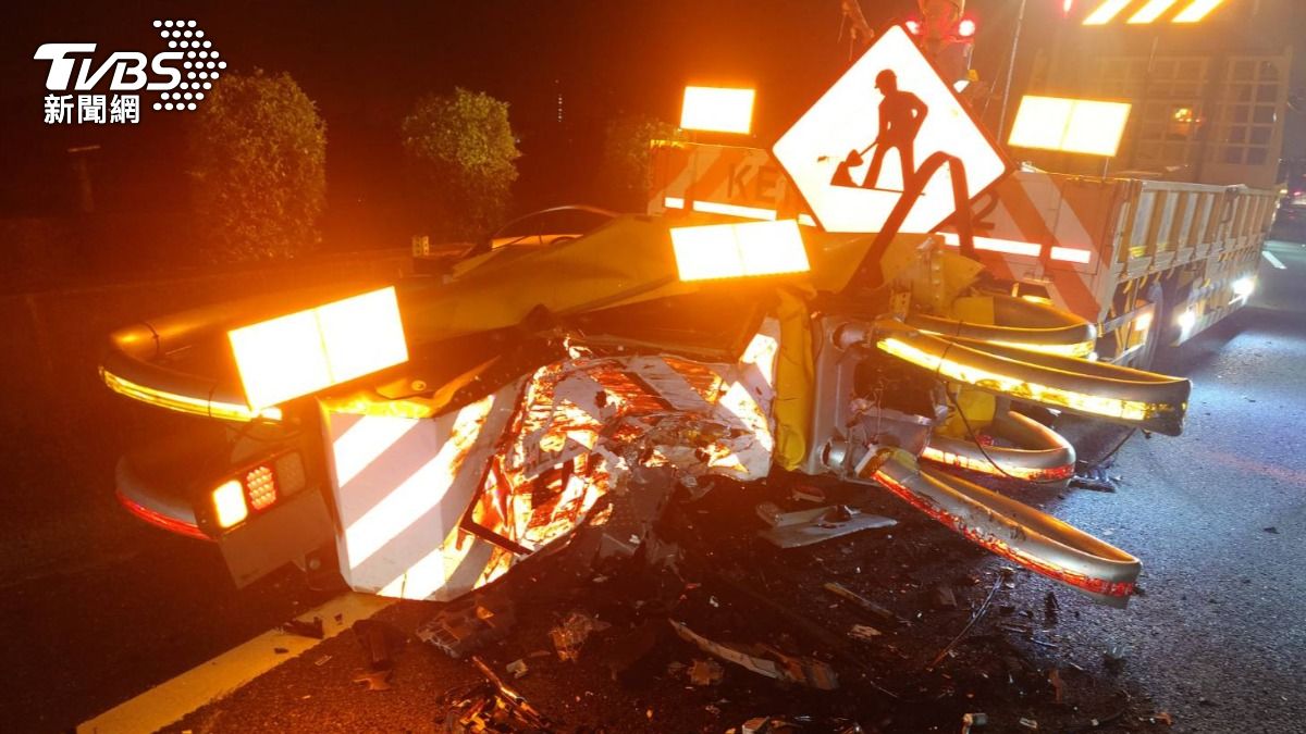 第一起事故為小客車撞擊前方正在執行施工警戒任務的緩撞車。（圖／TVBS）