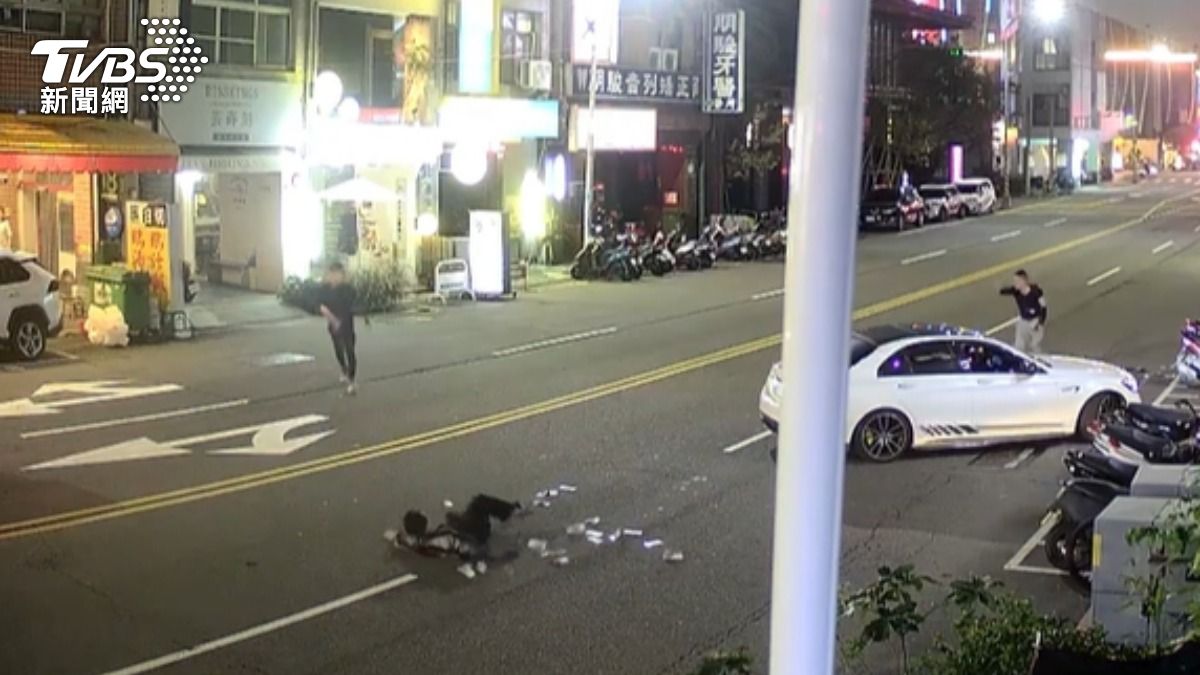 男子跌倒之後噴出整疊千元鈔票。(圖/民眾提供)