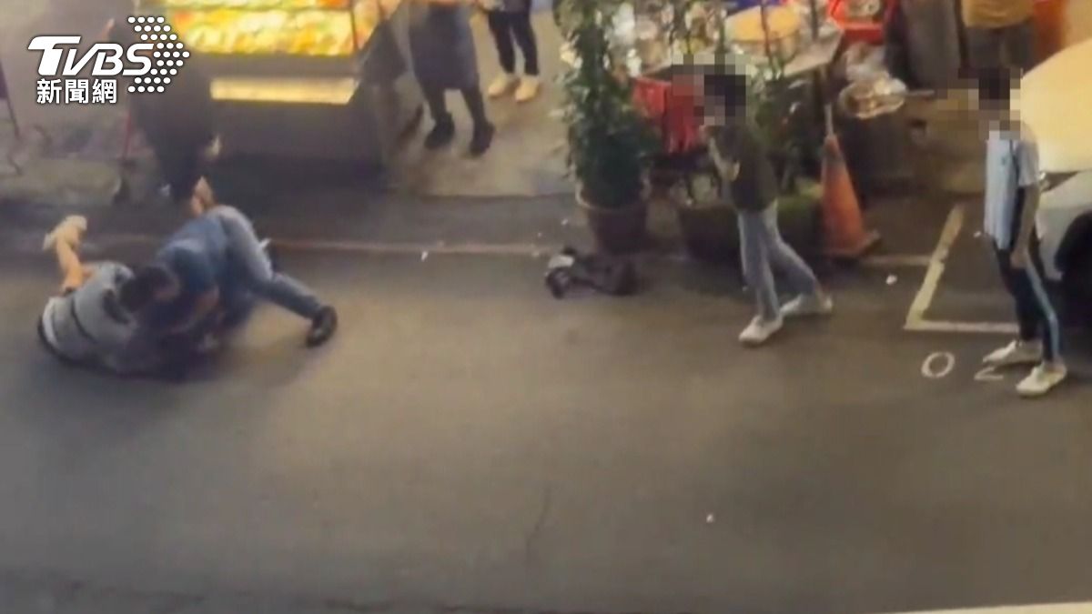搶劫案當街發生,民眾協助壓制。(圖/民眾提供)