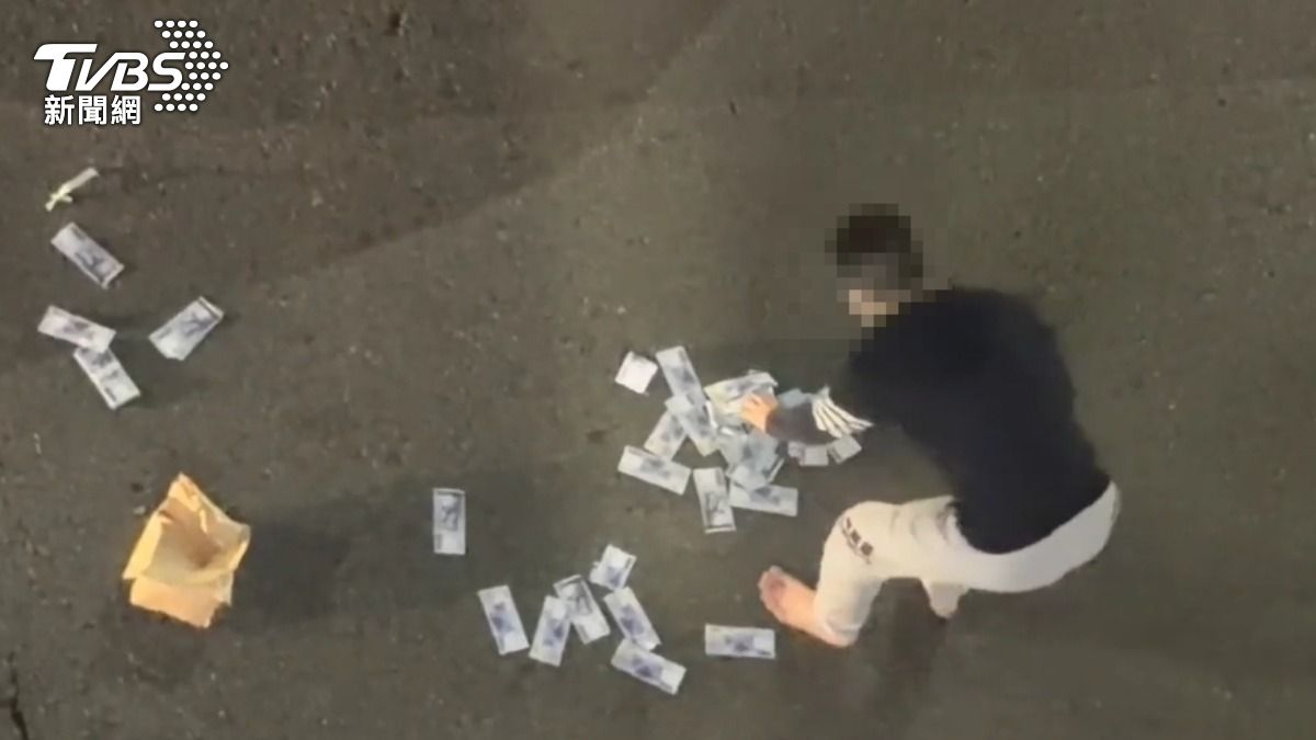 深夜街頭混戰!台中男搶現金遭追打 「跌倒噴鈔」整疊千元散落