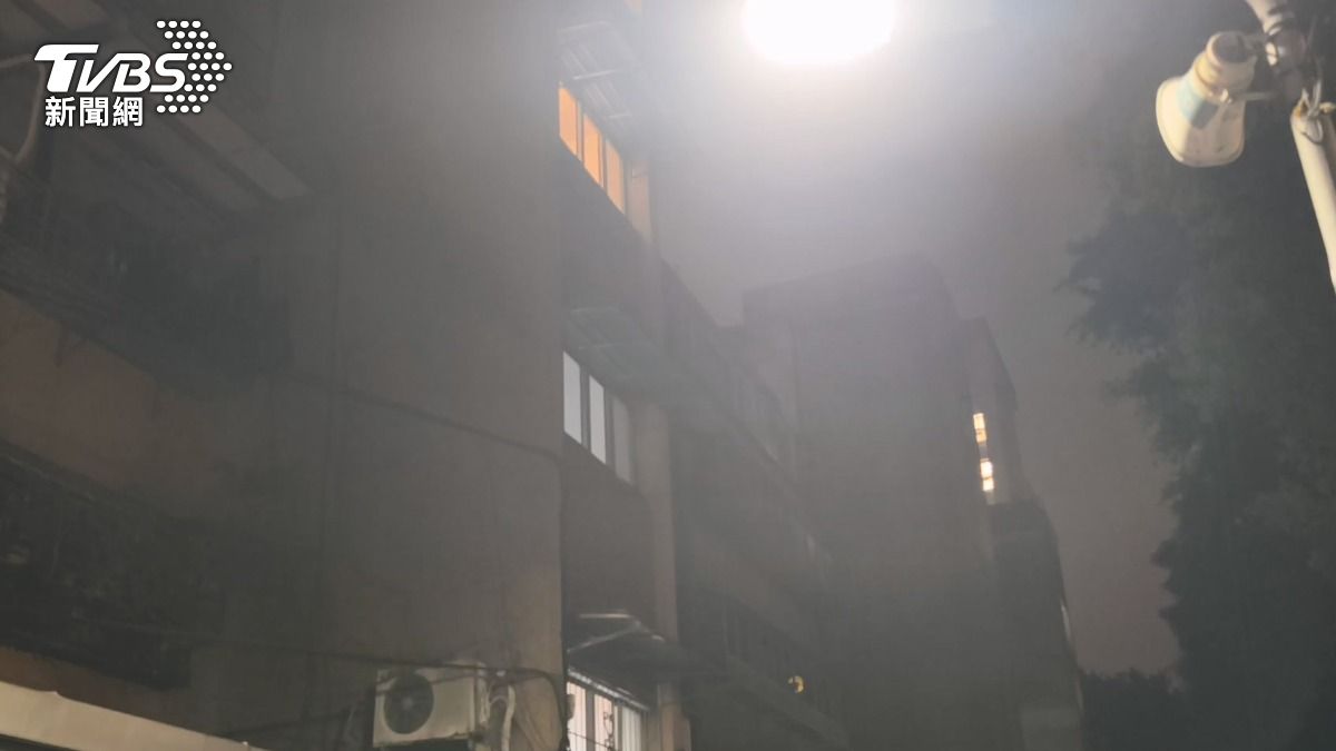 萬華公寓4樓凌晨火災!濃煙狂竄瀰漫街道 大批民眾睡夢驚醒