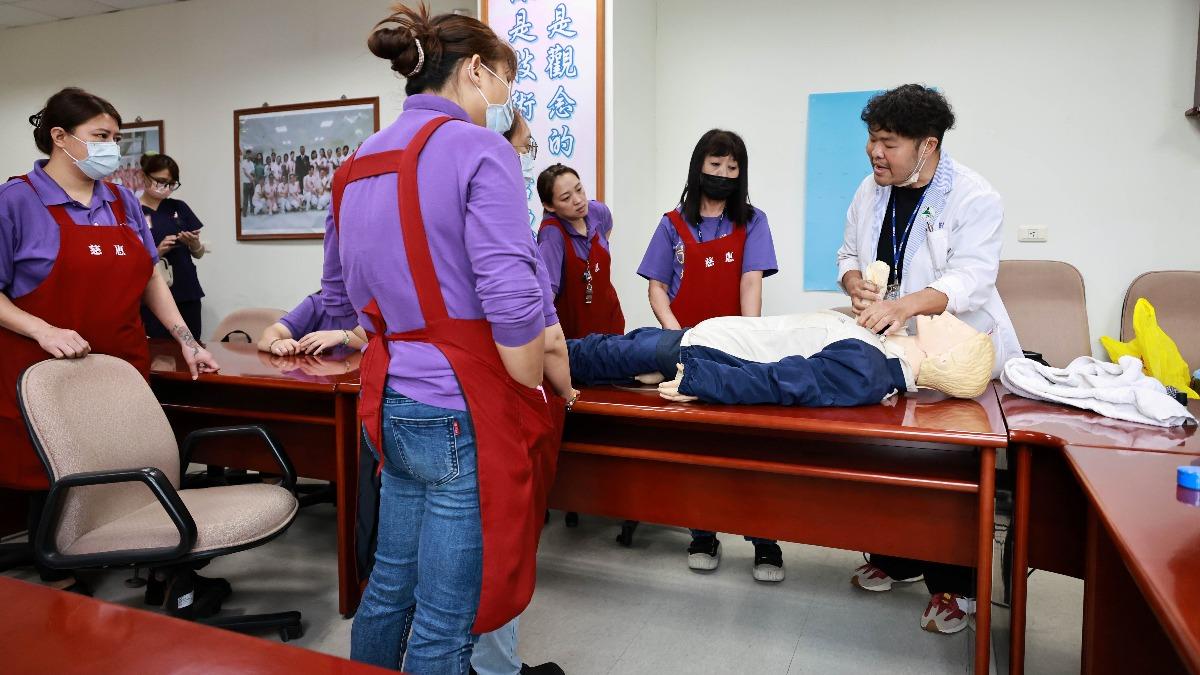 門諾安寧團隊走入榮家，分享以專業照護圓滿逝者，用溫柔細節撫慰家屬，讓愛無憾延續。（圖／花蓮門諾醫院提供）
