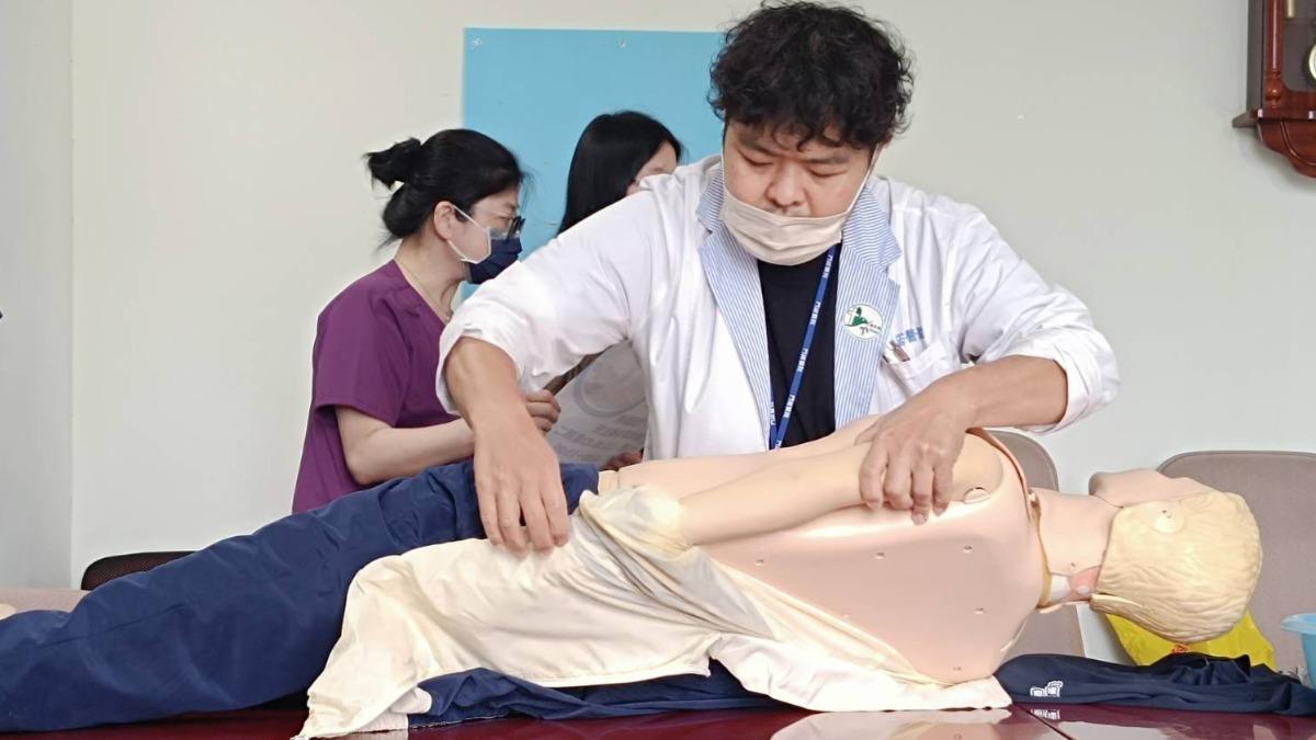 用心打理遺容,讓尊嚴成為永恆記憶;這份專業與溫柔,家屬將感念一生。(圖/花蓮門諾醫院提供)