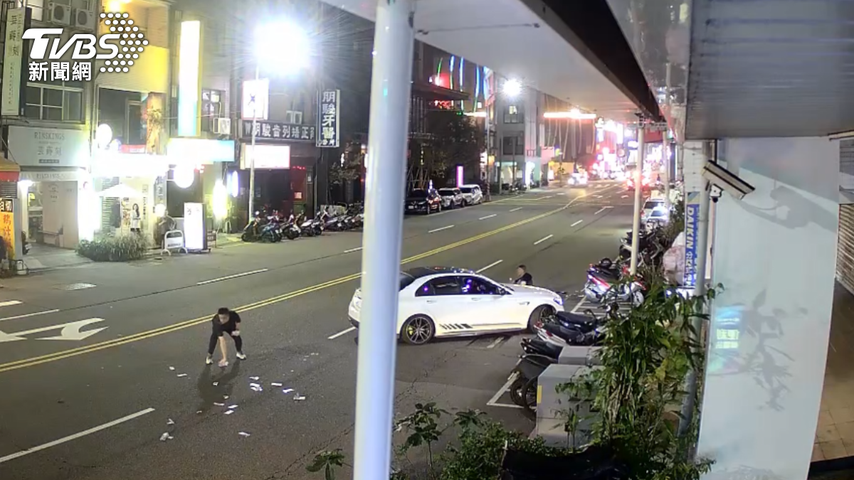 詐團內訌喊搶劫!3男台中街頭開打 150萬鈔票滿天飛