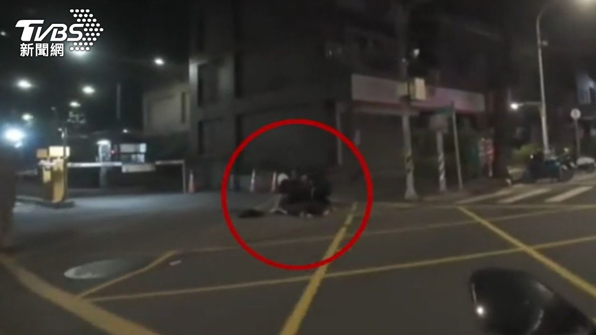駕駛酒駕拒測見警想逃，當街遭控制行動。（圖／TVBS）