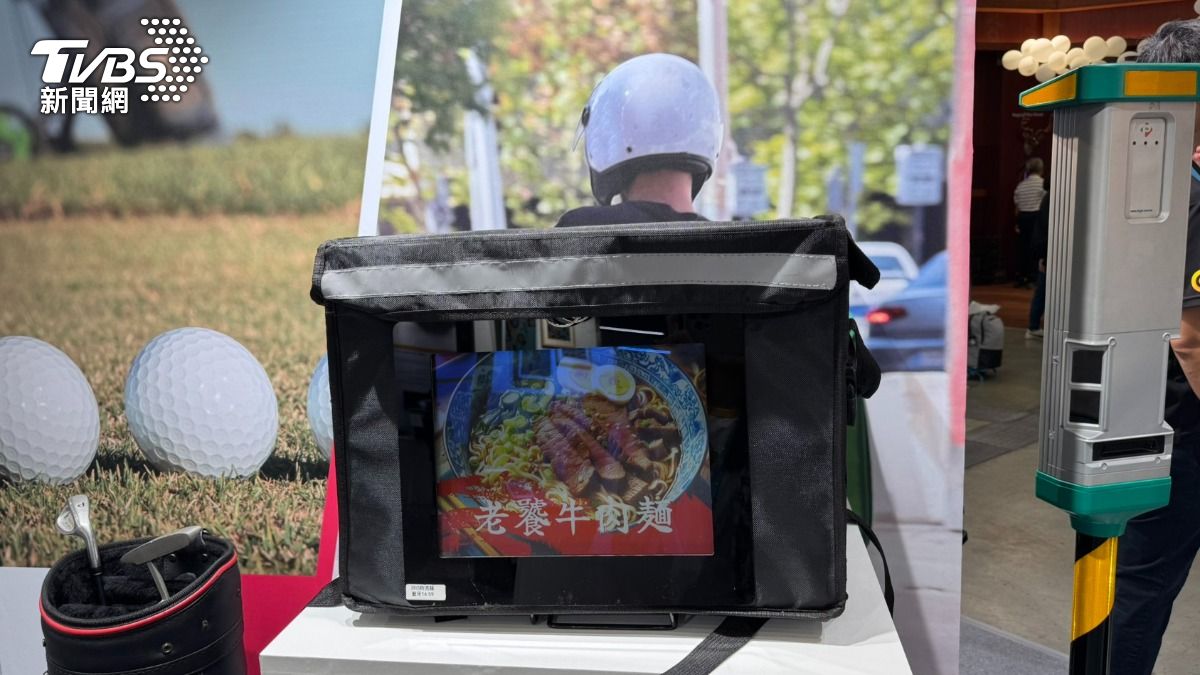 「膽固醇液晶電子紙」的-30度至85度的超寬溫特性適用於二手車內的價格牌，色彩在陽光下清晰可視；也可用在充電樁螢幕、外送箱上的行動廣告。（圖／謝佩穎攝）