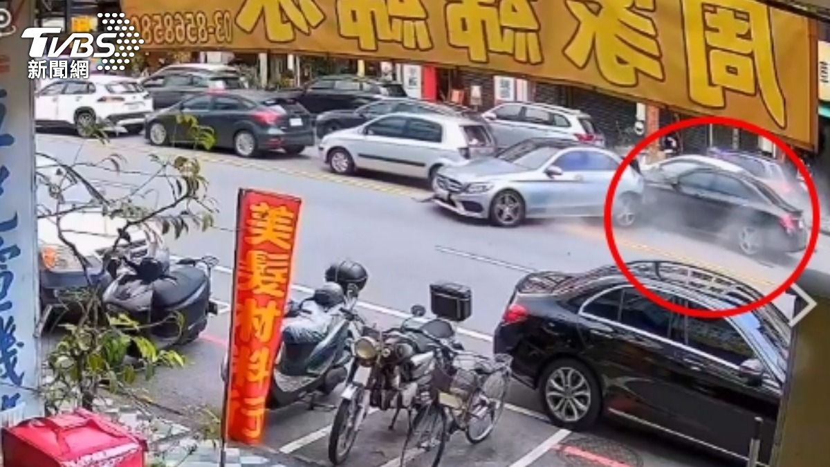 停紅燈慘被波及，無照駕駛暴衝追撞3車。（圖／TVBS）