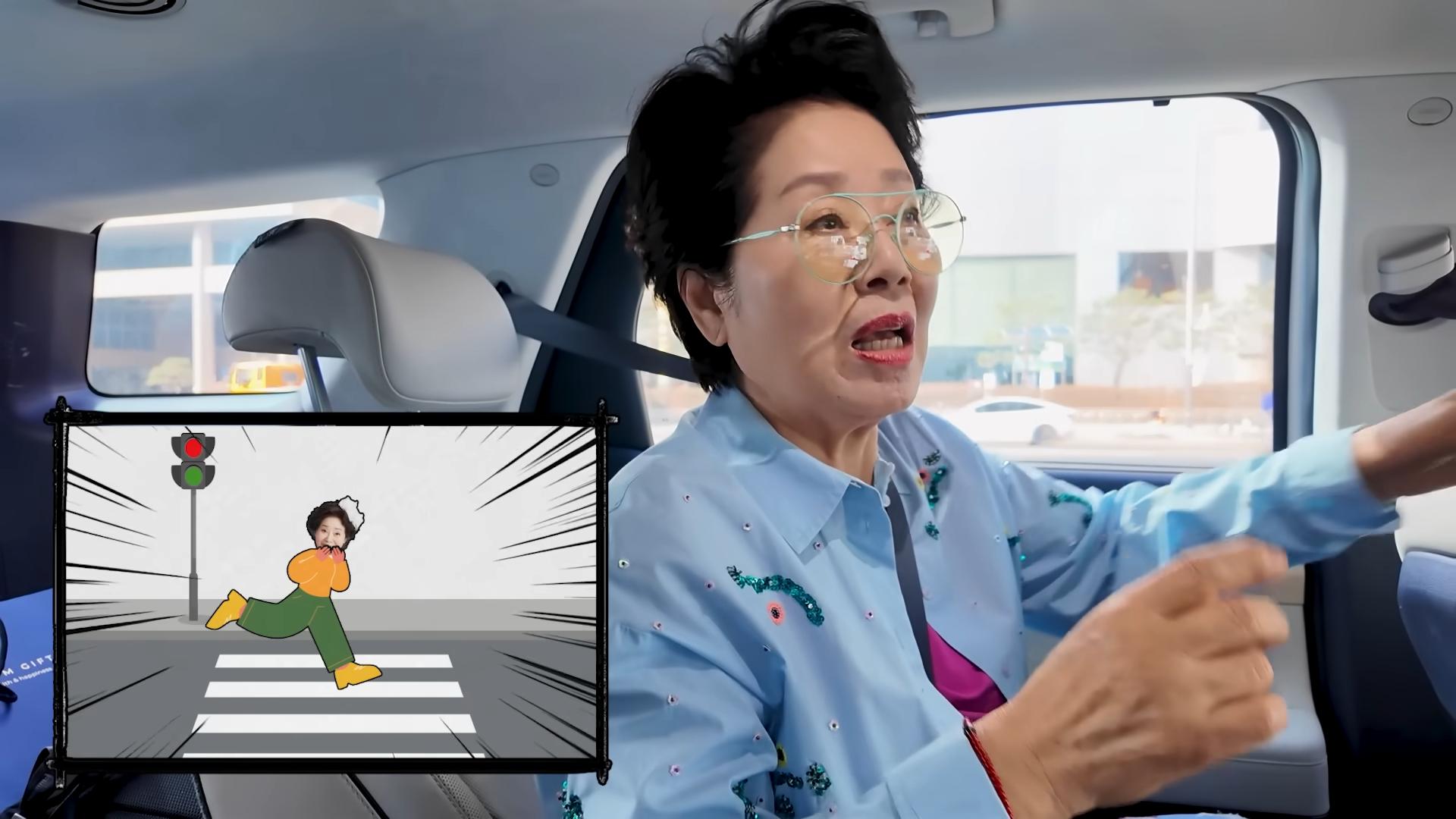 鮮于龍女回想起當年急著穿越馬路，卻因此摔倒的意外。（圖／翻攝自순풍 선우용여YouTube）
