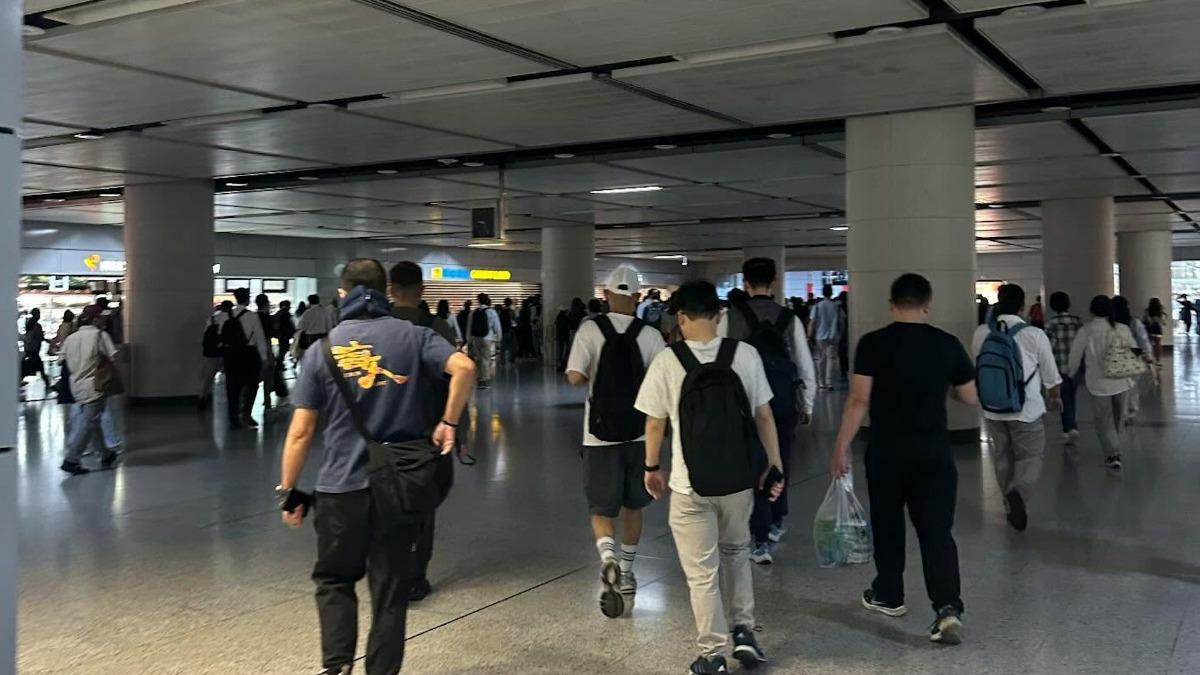 有網友表示，港鐵香港站往中環站站內部分路段停電。（圖／翻攝自Threads@whitemouse.hk）