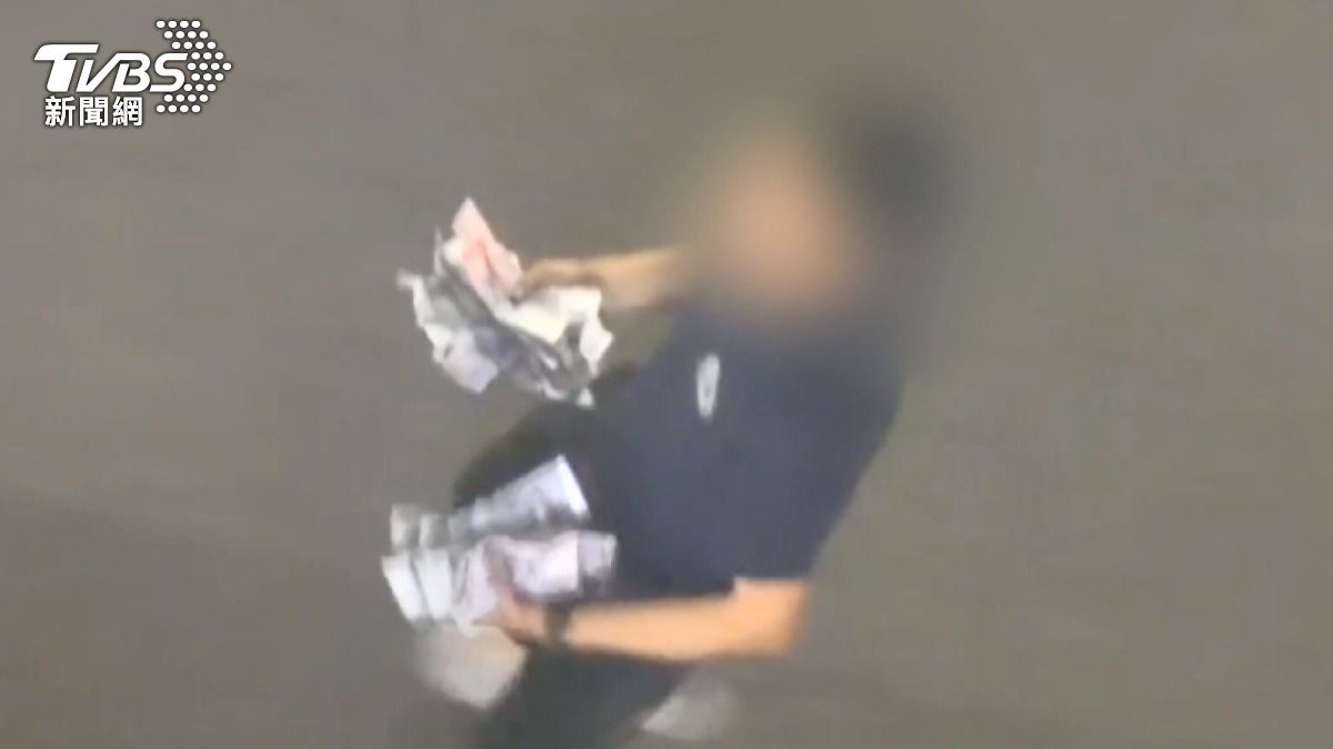 台中警方追查這起街頭搶案其實是詐騙成員內鬨 (圖為熱心民眾幫撿鈔)