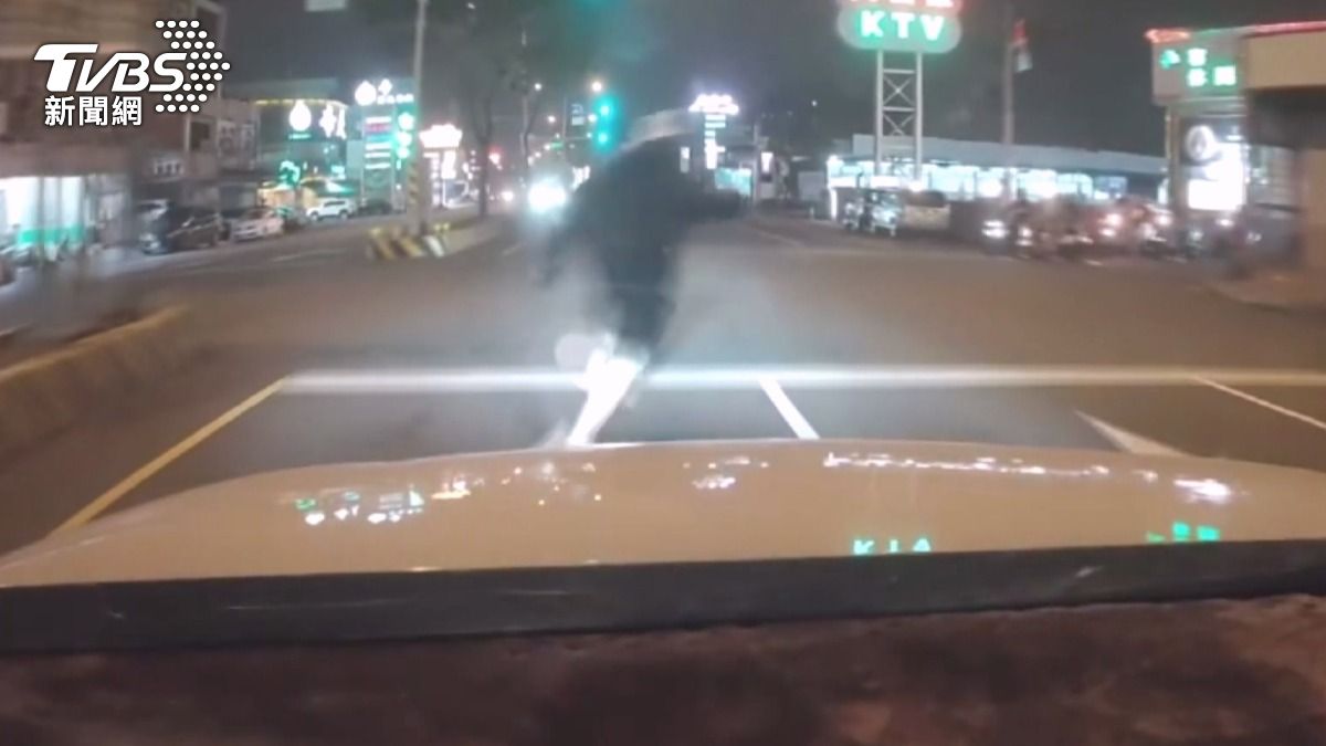 攔檢見警秒棄車狂奔!男橫越馬路險被撞 追百米落網竟是通緝