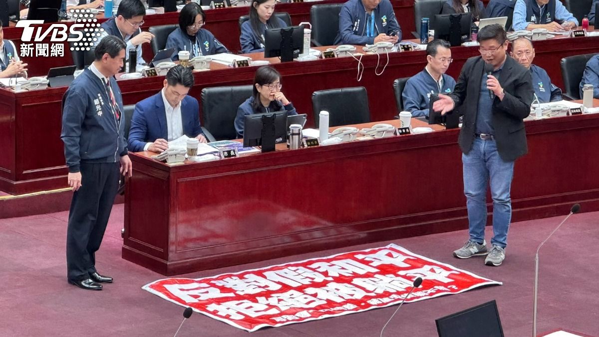 民進黨議員陳賢蔚送台北市長蔣萬安「拒絕被躺平」地墊。(圖/陳怡潔攝)