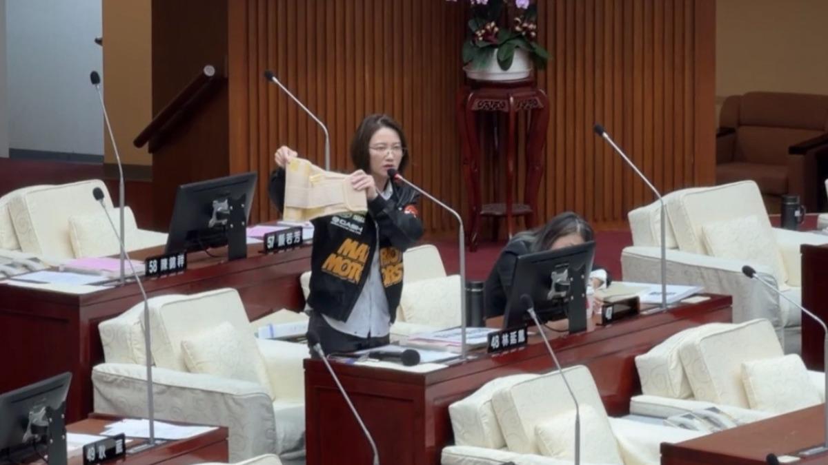 民進黨議員林延鳳送台北市長蔣萬安護腰。(圖/林延鳳辦公室提供)