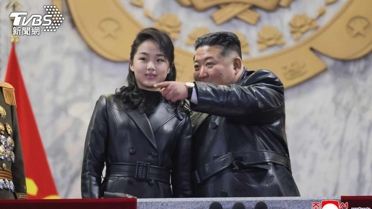 北韓領導人金正恩(右)與女兒金主愛(左)。(圖/達志影像美聯社)