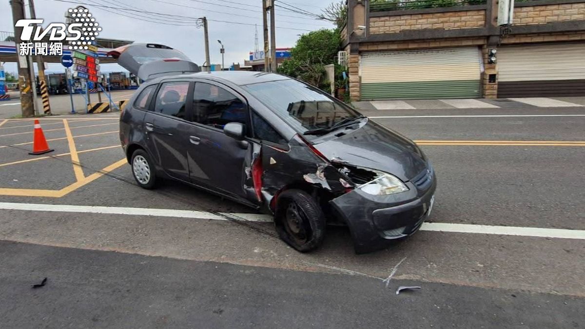新竹翁駕車「眼前一黑」逆向暴衝！連撞特斯拉等3車　原因曝光
