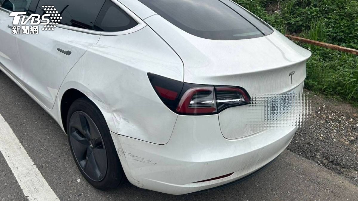 ７旬翁開車突身體不適，失控逆向撞特斯拉等3車釀事故。（圖／民眾提供）