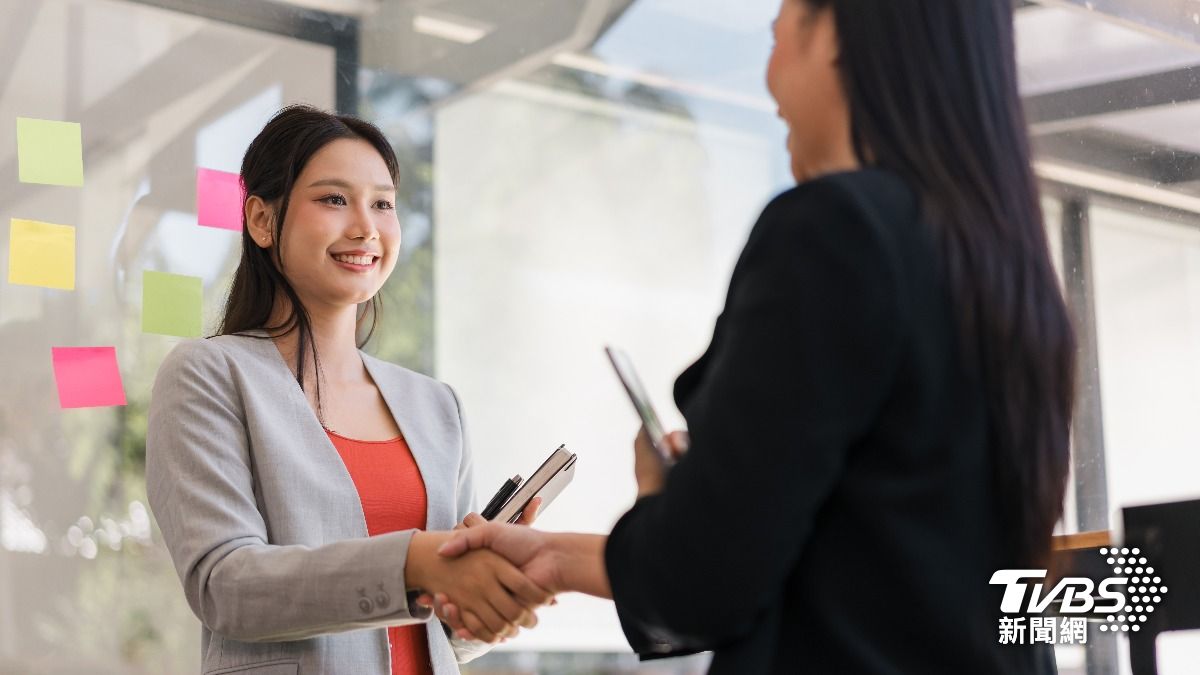 專家指出，許多公司稱「月休8天」的條件，事實上已經違法。（示意圖／shutterstock達志影像）