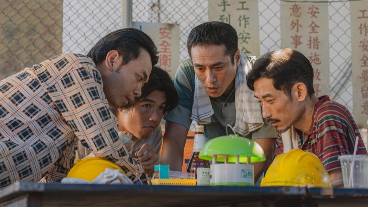 楊大正(左起)、張耀仁、莊凱勛與陳竹昇飾演建造台北捷運的工人。(圖/台灣大哥大MyVideo提供)