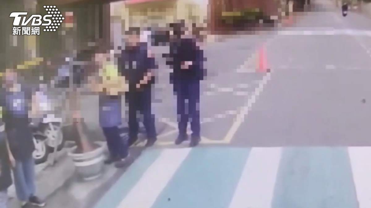 消防局獲報趕往現場協助撲滅火勢。(圖/TVBS)