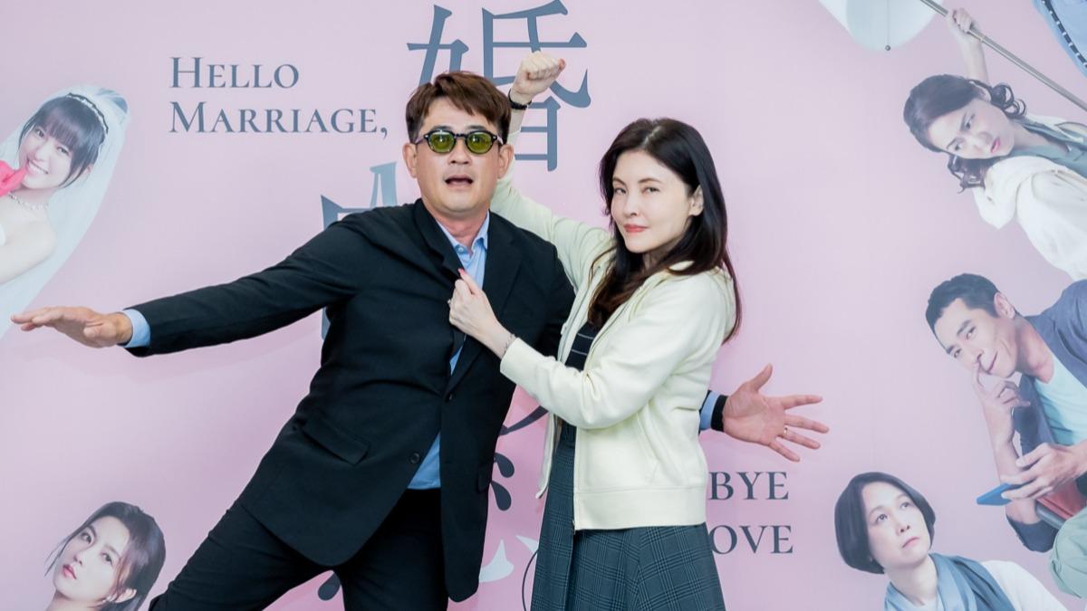 何如芸(右)挑戰舞台劇。(圖/艾彼新創股份有限公司提供)