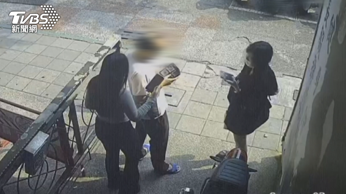 被害人跟朋友相約在健身房樓下,沒想到遇到怪男偷拍,在朋友協助下,上前請對方把偷拍的畫面刪除(圖/TVBS)