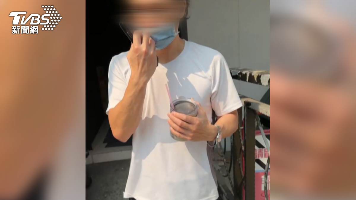 偷拍的男子,頭頂微禿,穿白色汗衫的男子,被害人才經過,就拿手機在胸前跟了上去(圖/翻攝Threads@helen__0525)