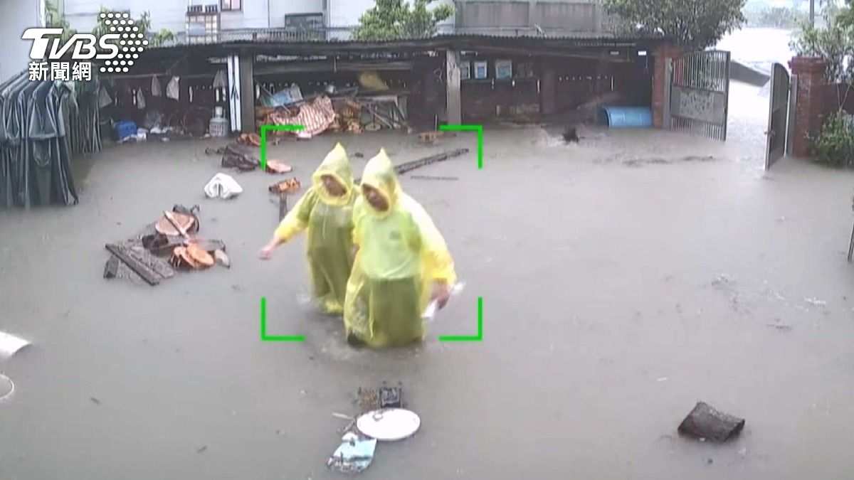 清晨聽見「咕嚕聲」驚覺不對勁!水淹膝蓋高,三合院住戶嚇壞了。(圖/民眾提供)