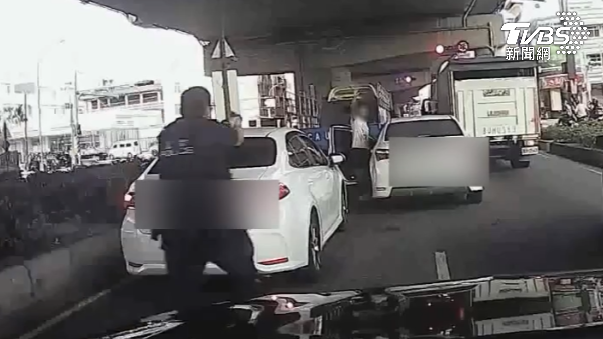 高雄街頭上演驚險的警匪追逐!蔡姓男子心虛拒檢,雙方從鳳山一路追逐,7分鐘後在過勇路上成功將人攔下(圖/TVBS)