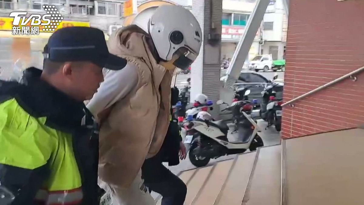 吳姓男子肇事後逃逸,事後更被發現根本無照駕駛。(圖/TVBS)